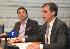 L'assessore provinciale alle politiche sociali Richard Theiner e il dir. Rip. Luca Critelli hanno presentato i dati 2012 ed il trend in atto riferiti all'Assistenza economica sociale (FOTO: USP/A.Pertl)