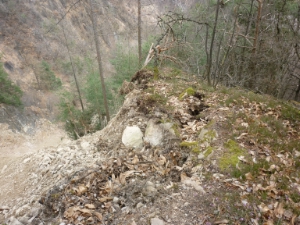 L'area di distacco con i blocchi di roccia instabili. È stata ripulita a cura dell'Ufficio geologia e prove materiali della Provincia.