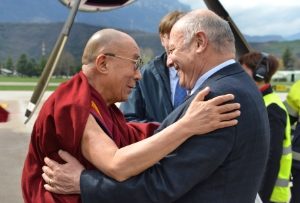 Il presidente Luis Durnwalder accoglie il Dalai Lama all'aeroporto di Bolzano