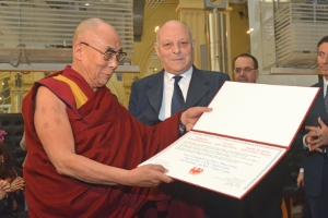 Il Dalai Lama riceve dal presidente Luis Durnwalder il Premio delle minoranze