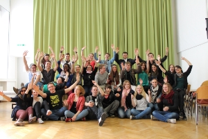 Foto di gruppo degli studenti altoatesini ed austriaci nel corso della visita a Vienna