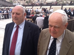 Durnwalder al Muro del pianto durante la visita della Città vecchia a Gerusalemme con il direttore del CIPMO Janiki Cingoli
