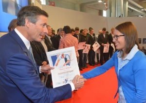 L'assessore Thomas Widmann consegna il diploma ad una maestra di sci
