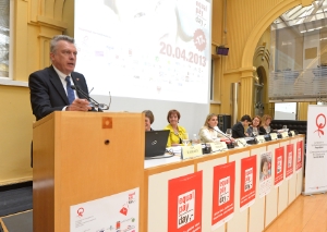 L'assessore provinciale Roberto Bizzo interviene al convegno "Il lavoro delle donne: la sfida del futuro" (FOTO:USP/A.Pertl)