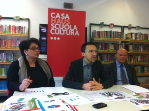 L'assessore Tommasini tra la sovrintendente Minnei il dirigente Bruno Job alla presentazione nella scuola "Ada Negri"
