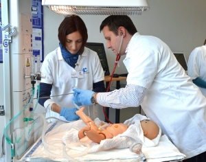 Il neonatologo Alex Staffler durante la dimostrazione nel Centro di simulazione avanzata