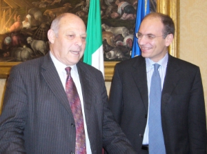 Durnwalder con l'allora sottosegretario alla Presidenza del Consiglio Enrico Letta nel 2006: buona collaborazione per l'Alto Adige