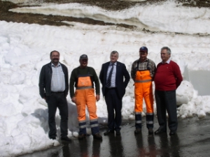 Il sindaco di Stelvio Hartwig Tschnett, lo stradino Klemens Reinstadler, l'assessore Florian Mussner, lo stradino Roland Grutsch ed il direttore del Servizio strade Val Venosta Werner Stecher durante il sopralluogo