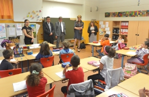 L'assessora Kasslatter Mur con il commissario del Governo, Valerio Valenti, ed il sindaco Luigi Spagnolli in visita alle scuole "Pestalozzi" di Bolzano
