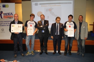 Nella foto i due allievi, gli insegnanti accompagnatori e, al centro, i vertici dell'azienda Texa
