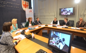 L'assessora Kasslatter Mur nel corso della conferenza stampa
