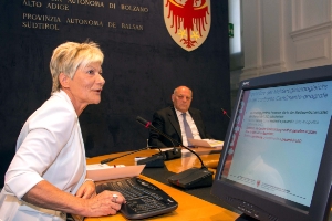 Johanna Plasinger (ASTAT) e il presidente Luis Durnwalder durante la presentazione dei dati sul censimento