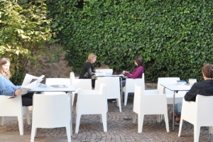 È di nuovo fruibile il cortile di lettura della Biblioteca provinciale tedesca Teßmann a Bolzano.