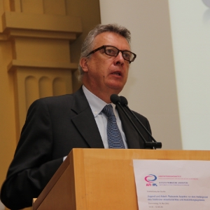 L'assessore Roberto Bizzo durante il suo intervento al convegno "Giovani e lavoro" organizzato dall'AFI-IPL