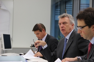 Patto per il lavoro: l'assessore Roberto Bizzo fra Andrea Zeppa e Helmuth Sinn durante la riunione della Commissione per l'impiego