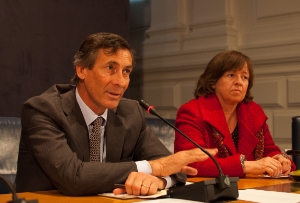L'assessore Thomas Widmann e il sindaco di Caldaro Gertrud Benin durante la presentazione del Metrobus