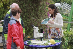 Attraverso il microscopio i visitatori hanno osservato i contenitori degli oli eterici sulle foglie di salvia e di pelargonio. La curatrice botanica Karin Kompatscher risponde alle domande degli ospiti più curiosi