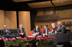 Incontro pubblico a San Candido con (da sin.) il primario Thomas Lanthaler, il direttore generale AS Andreas Fabi, il sindaco Werner Tschurtschenthaler, l'assessore Theiner, il moderatore Eberhard Daum e il direttore sanitario Mayr