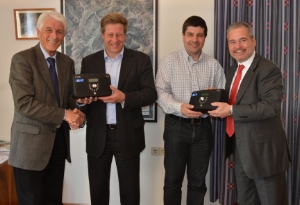 DAB anche a Sarentino: il presidente RAS Rudi Gamper (a sin.) e Ephräm Sanin (Mediasat, a destra) consegnano le nuove radio digitali al sindaco Franz Locher (2° da sin.) e all'assessore Richard Kienzl
