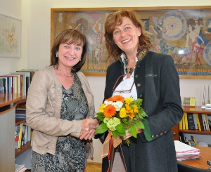 L'assessora Kasslatter Mur (dx) incontra la rieletta assessora tirolese Palfrader (Foto: Land Tirol/Pidner)