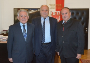 I presidenti Luis Durnwalder e Josef Pühringer (sx) assieme al presidente della Camera di Commercio dell'Austria Superiore, Rudolf Trauner (Foto: USP/A.Pertl)