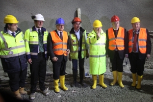 Visita al cantiere BBT: l'assessore Mussner, il governatore Pühringer, il responsabile di BBT SE Bergmeister, i membri della delegazione dell'Austria superiore e i vertici BBT