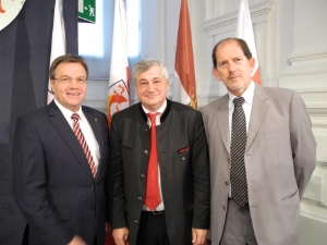 I presidenti Günther Platter (Tirolo), a sx, e Alberto Pacher (Trentino) a dx, e l'assessore Florian Mussner (Alto Adige), al centro, all'odierna conferenza del GECT a Bolzano (Foto: USP/Armin Gluderer)