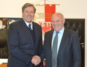 Il presidente Luis Durnwalder e l'ambasciatore francese, Alain Le Roy
