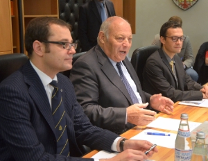 Il presidente della Provincia Luis Durnwalder (centro) introduce i lavori del Comitato di sorveglianza del FESR (Foto: USP/A.Pertl)