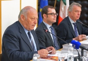 Hanno fatto il Rapporto annuale sul programma FSE 2007-2013: da sx, il presidente Luis Durnwalder, il direttore della Ripartizione Europa Mathà e l'assessore Bizzo. (Foto: USP/A.Pertl)