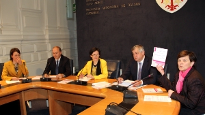 Presentati esiti studio su apprendimento dell'inglese nelle scuole ladine. Da sx: Martina Irsara, Roland Verra, Rita Franceschini, Florian Mussner, Rosmarie Mussner (Foto: USP/A. Stuffer)