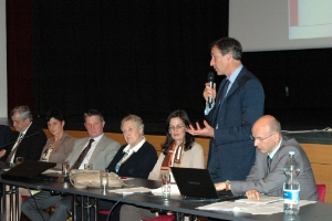 L'assessore Thomas Widmann illustra ad Appiano il progetto del nuovo Metrobus che collegherà Bolzano e l'Oltradige