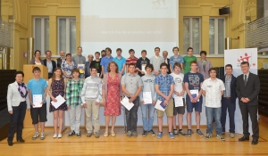 L'assessora Kasslatter Mur e l'Intendente scolastico Höllrigl con una parte dei premiati, genitori, dirigenti ed insegnanti (Foto:USP/A.Pertl)