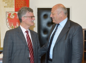 Il presidente della Provincia Luis Durnwalder con il presidente uscente del Tribunale di Bolzano, Heinrich Zanon