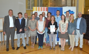 L'asssessore provinciale alla cooperazione Roberto Bizzo ha consegnato i diplomi ai partecipanti al corso per manager di coopertive (Foto: USP/A.Pertl)