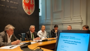 Verso la migrazione al software libero di 7mila pc: il direttore della Ripartizione informatica Kurt Pöhl e l'assessore Roberto Bizzo