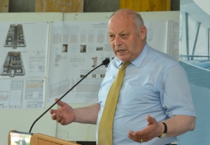 Il presidente Durnwalder visona i lavori di costruzione per la nuova sede dell'Ufficio idrografico e di servizi della Protezione civile (Foto: USP/A.Pertl)
