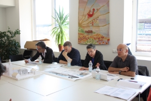 A consulto sul nuovo "Hotel Post" a Dobbiaco. Da sx: Sergio Pascolo, Dieter Jüngling, Sonja Gasparin e Adriano Oggiano (Foto: Ripartizione natura e paesaggio)