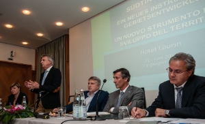 L'assessore Bizzo durante la presentazione, al tavolo da sinistra Manuela Defant, Peter Oberparleiter, l'assessore Thomas Widmann, il direttore di Ripartizione Eros Magnago