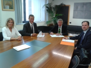 L'assessore Roberto Bizzo sottoscrive il rinnovo dell'accordo con l'Agenzia delle Entrate per la gestione di IRAP e IRPEF