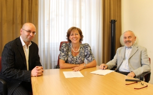 Siglata la collaborazione Archivio-storici: da sinistra Gustav Pfeifer (Archivio provinciale), l'assessore Sabina Kasslatter Mur e Josef Nössing (Tiroler Geschichtsverein)