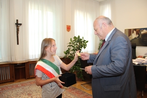 Il sindaco della città dei ragazzi Karin Giacomuzzi consegna la cittadinanza onoraria della Mini-Bolzano al presidente Durnwalder.