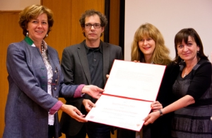 Consegnato il Premio Paul Flora 2013: ass. Kasslatter Mur, gli artisti Stefan Flunger e Johanna Tinzl, ass. Palfrader