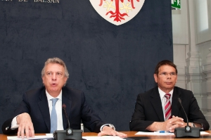 L'assessore Roberto Bizzo (a sinistra) e il direttore di Ripartizione Helmuth Sinn presentano le misure del patto per il lavoro