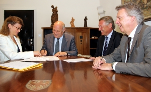 Durnwalder firma l'atto costitutivo di Alto Adige Riscossioni Spa, presenti il presidente del CdA Andrea Gröbner (secondo da sinistra) e l'assessore Roberto Bizzo. A sinistra il notaio Elena Lanzi.