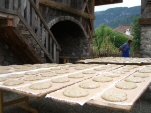 e circa 300 pagnotte cotte ed esposte all'esterno del Roherhaus (Sarentino)