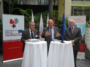 Il vicepresidente della commissione Kissiov, il presidente Durnwalder, il presidente van Staa.