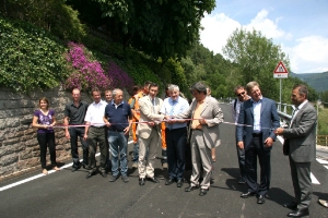 L'inaugurazione ufficiale del tratto di strada ad Avigna da parte degli assessori Mussner e Widmann