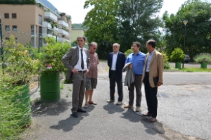 Sopralluogo dell'assessore Theiner nel rione Rosenbach ad Oltrisarco