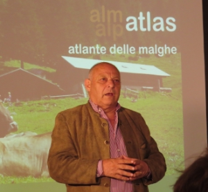 Presidente Durnwalder: "Con l'Atlante delle malghe si é voluto creare un'opera in grado di fornire preziose informazioni sulla realtà attuale delle malghe allo scopo di agevolere le future decisioni in questo ambito."